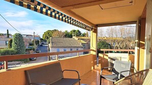 A balcony with a sofa, chairs, and a table. - Bel appartement à 3 min de la plage à La Ciotat (La Ciotat)