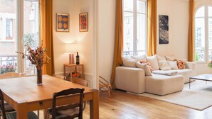 TV - Spacious and bright 95m² apartment in Courbevoie (Courbevoie)