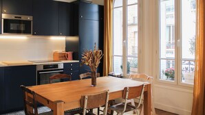 Coffee/tea maker, fridge, microwave, oven - Spacious and bright 95m² apartment in Courbevoie (Courbevoie)