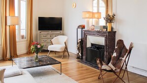 TV - Spacious and bright 95m² apartment in Courbevoie (Courbevoie)