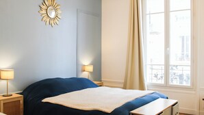 3 bedrooms, iron/ironing board, WiFi, bed sheets - Spacious and bright 95m² apartment in Courbevoie (Courbevoie)