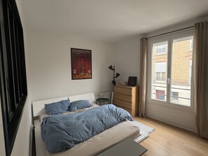 1 slaapkamer, een strijkplank/strijkijzer, wifi, beddengoed
