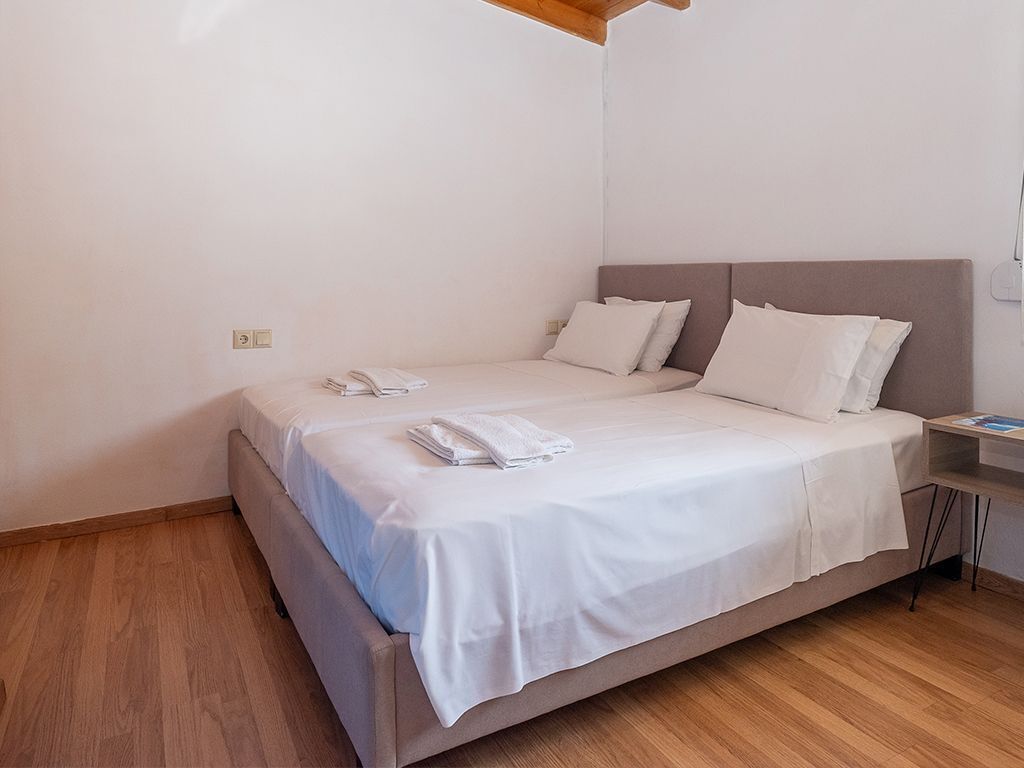 2 habitaciones, tabla de planchar con plancha, wifi y ropa de cama 