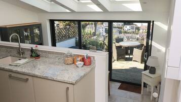 Een vaatwasser, kookgerei, borden en bestek