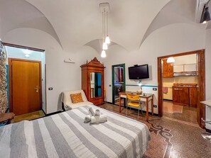 Unclassified image, 5 of 48, button - Lovingenoa Old - Stone (Genova)