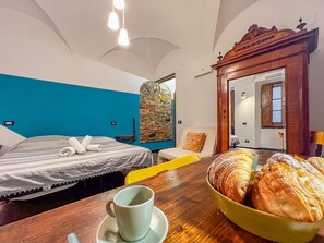 Unclassified image, 3 of 48, button - Lovingenoa Old - Stone (Genova)