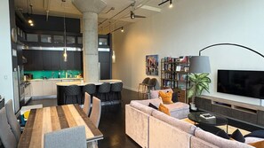 TV - Modern Toronto Sky Loft (Toronto)