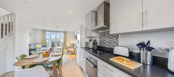 Work-ready Hastings retreat with garden, parking and fibre WiFi