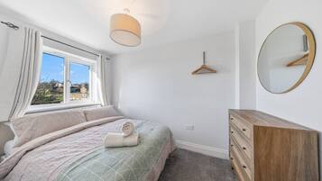 3 bedrooms, desk, iron/ironing board, WiFi