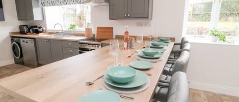 Lave-vaisselle, batterie de cuisine, vaisselle et ustensiles