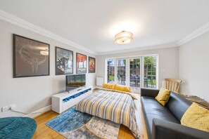 Desk, iron/ironing board, travel cot, WiFi