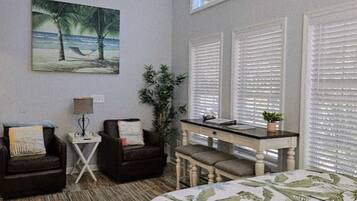 6 slaapkamers, een bureau, een strijkplank/strijkijzer, wifi