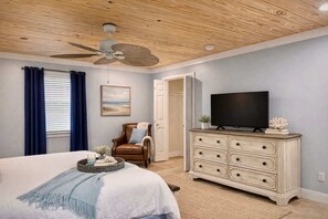 2 bedrooms, iron/ironing board, WiFi, bed sheets - The Laughing Seagull  Beach & Boats (Destin)