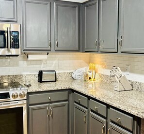 Fridge, microwave, oven, stovetop - The Laughing Seagull  Beach & Boats (Destin)