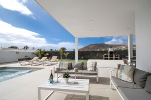 Outdoor dining - Vacation Villa 'Catherina' with Mountain View, Wi-Fi and Air Conditioning (Playa Blanca)
