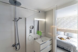 Shower, hair dryer, towels - Vacation Villa 'Catherina' with Mountain View, Wi-Fi and Air Conditioning (Playa Blanca)