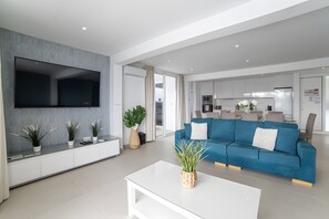 TV, ping pong - Vacation Villa 'Catherina' with Mountain View, Wi-Fi and Air Conditioning (Playa Blanca)