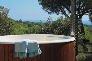 Outdoor spa tub - 2 Bedroom Guesthouse Sea View and Wellness, Boutique Estate near Barcelona Coast (CT)