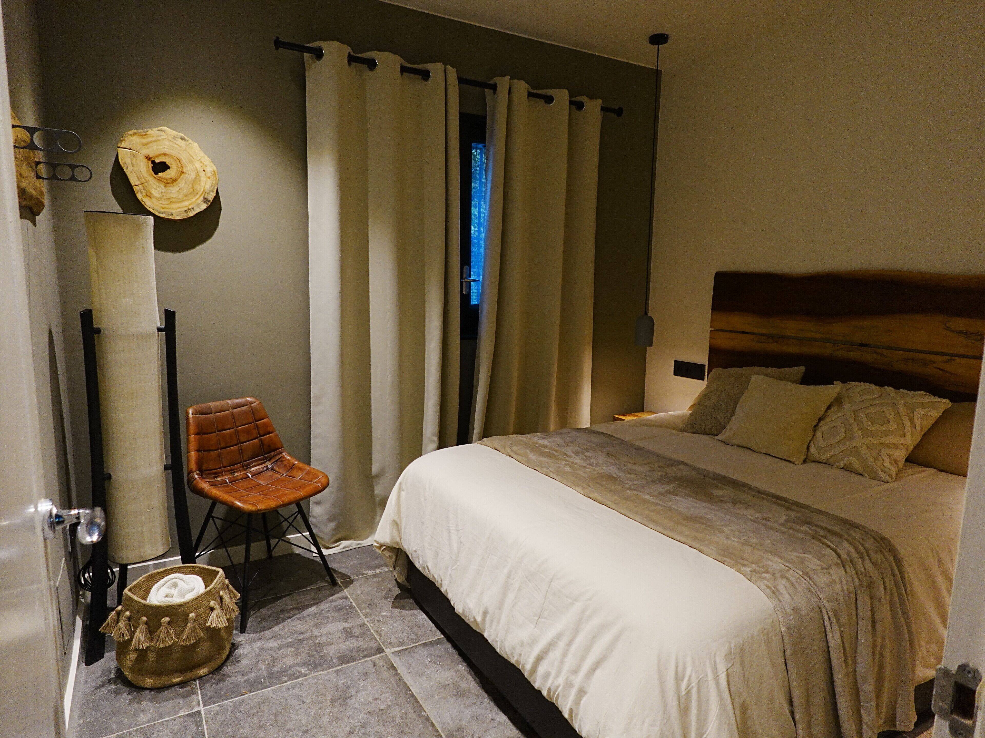 Iron/ironing board, internet, bed sheets