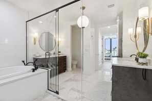Apartment (3 Bedrooms) | Badezimmer | Duschwanne, Komfortbadewanne, Handtücher, Seife