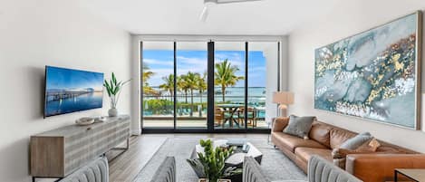 Apartment (3 Bedrooms) | Living area
