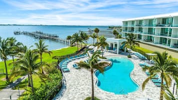 Outdoor pool, free pool cabanas, pool loungers