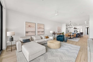 Lejlighed (3 Bedrooms) | Opholdsområde | 60-tommers smart-tv med kabelkanaler