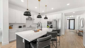 Apartment (3 Bedrooms) | Private kitchen | Fridge, microwave, oven, stovetop