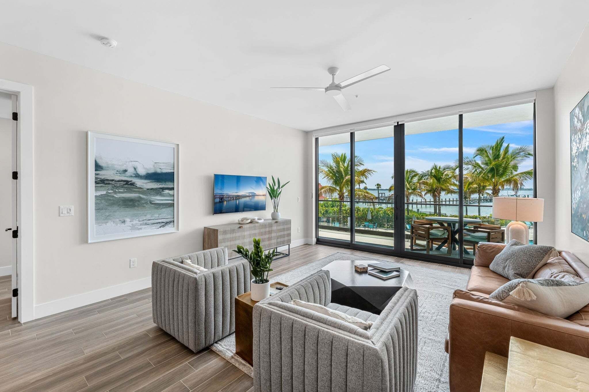 Apartment (3 Bedrooms) | Living area | TV