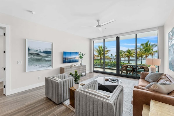 Apartment (3 Bedrooms) | Living area