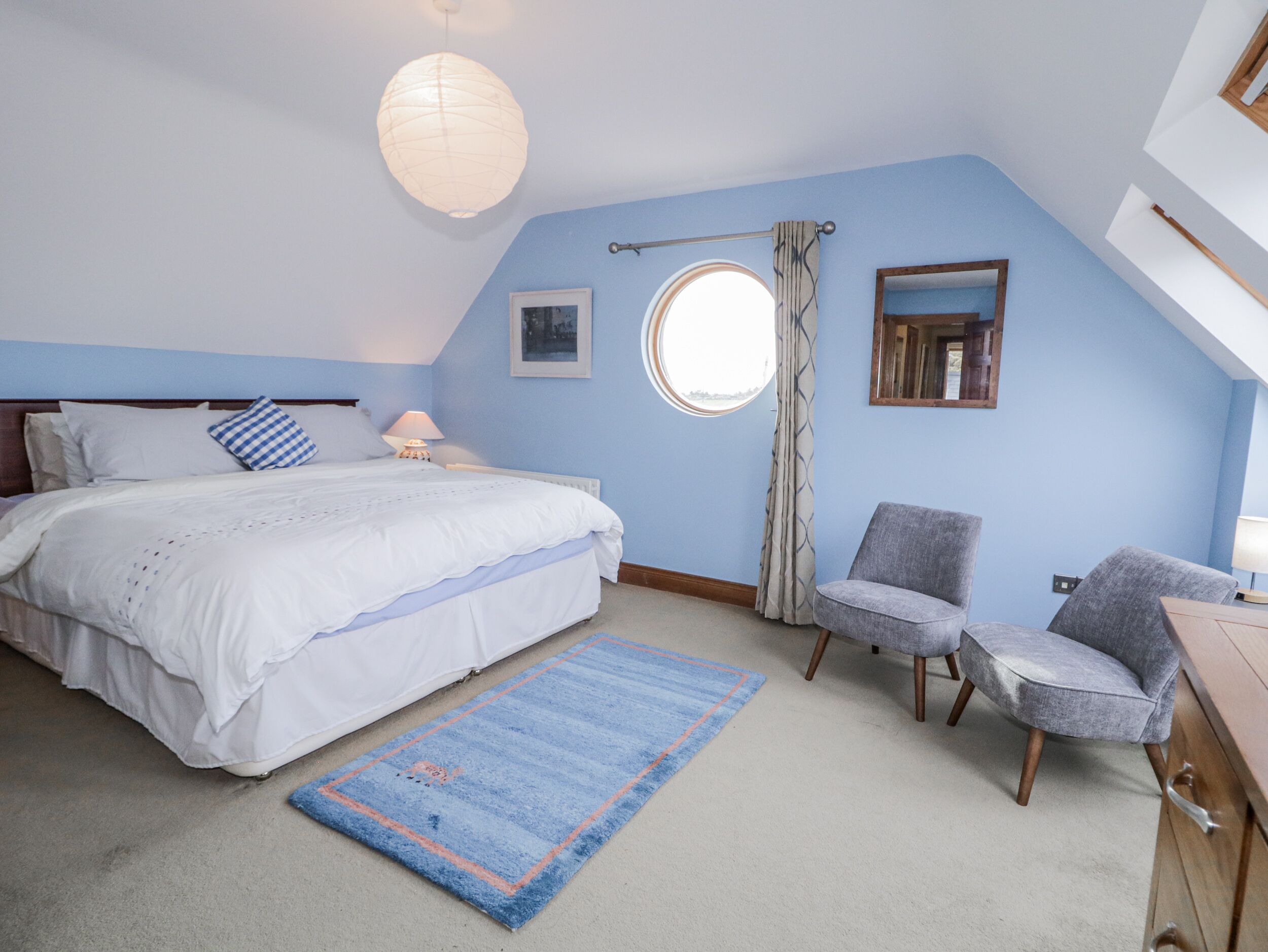 4 phòng ngủ, trang trí khác biệt 