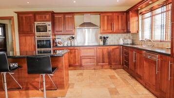 Dishwasher, cookware/dishes/utensils