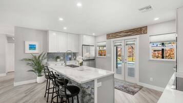 Casa (3 Bedrooms) | Cozinha privada | Geladeira, micro-ondas, fogão, cooktop