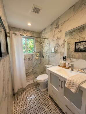 Shower, hair dryer, towels, soap - Lux 3BD House, 5 Min To Holly Cross, HCA Hospital&Beaches (Oakland Park)