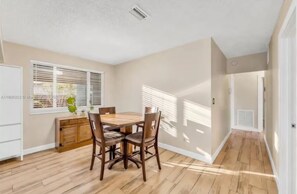 Dining - Lux 3BD House, 5 Min To Holly Cross, HCA Hospital&Beaches (Oakland Park)