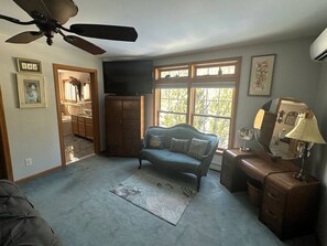 TV - Private 5-Acre Escape | Pool, Lake & Gardens (Bristol)