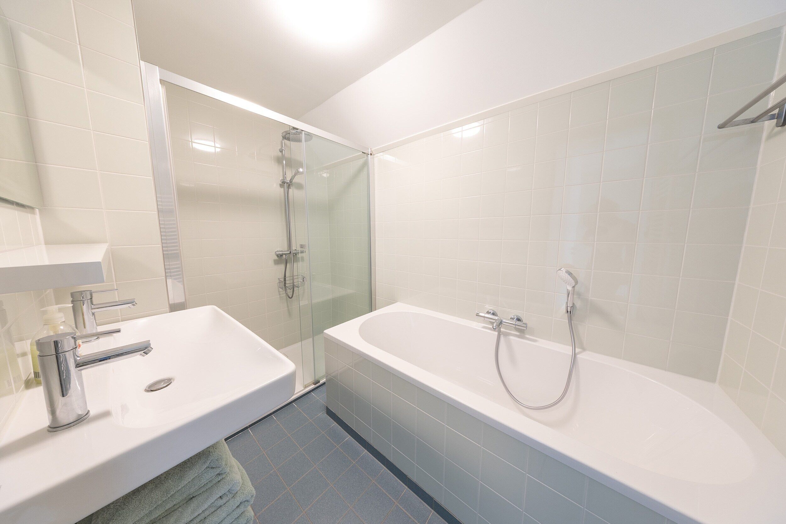 Tina, secadora de cabello, toallas, jabón 