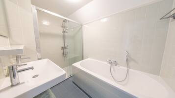 Tina, secadora de cabello, toallas, jabón