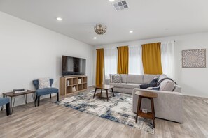 Living area - Adorable 4-bedroom house with a loft  in tranquil Murrieta, (Murrieta)