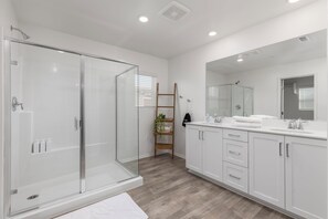 Shower, hair dryer, towels, soap - Adorable 4-bedroom house with a loft  in tranquil Murrieta, (Murrieta)