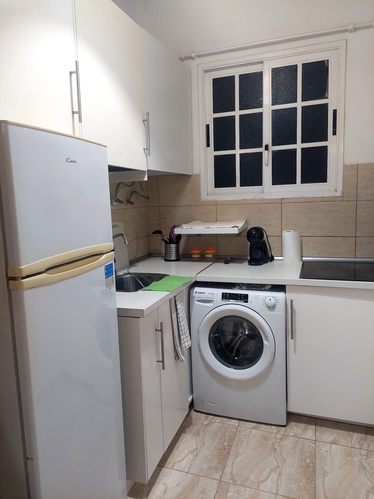 Jääkaappi, mikroaaltouuni, liesi, kahvin-/teenkeitin