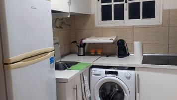 Køleskab, mikrobølgeovn, kogeplade, kaffe-/temaskine