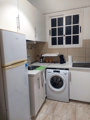 Réfrigérateur, micro-ondes, plaque de cuisson, cafetière/bouilloire