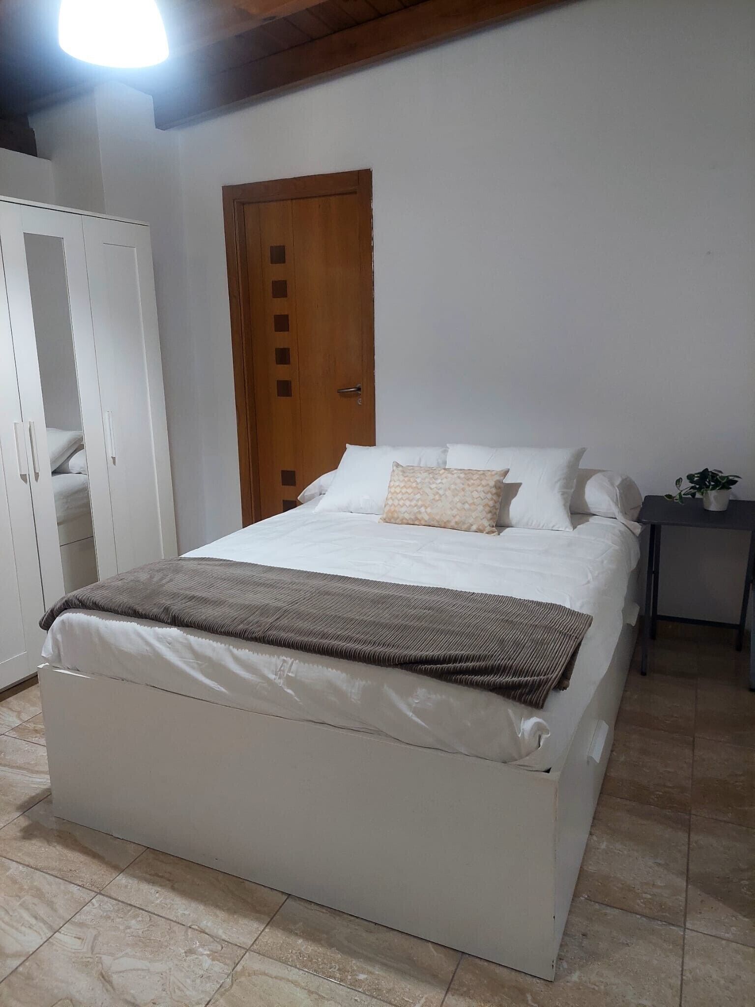 1 makuuhuone, silitysrauta/-lauta, vuodevaatteet