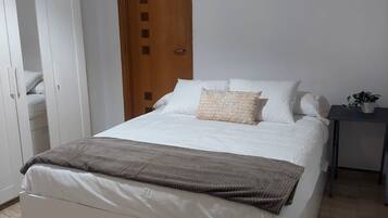 1 slaapkamer, een strijkplank/strijkijzer, beddengoed