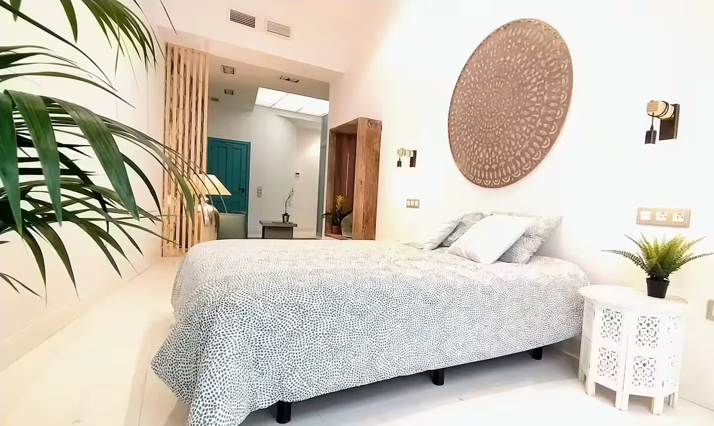 Een strijkplank/strijkijzer, wifi, beddengoed