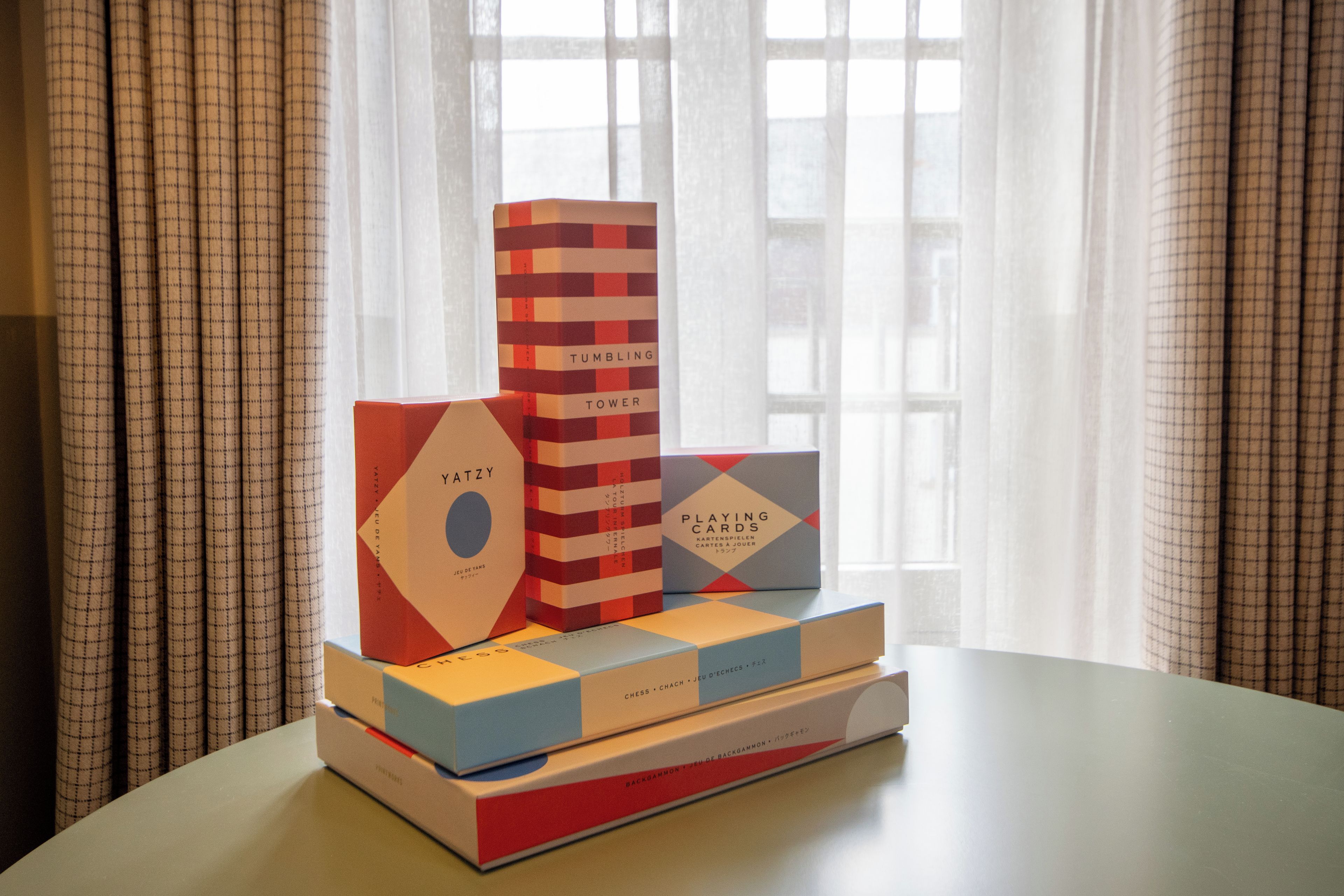 Una mesa con varios libros y cartas de juego.