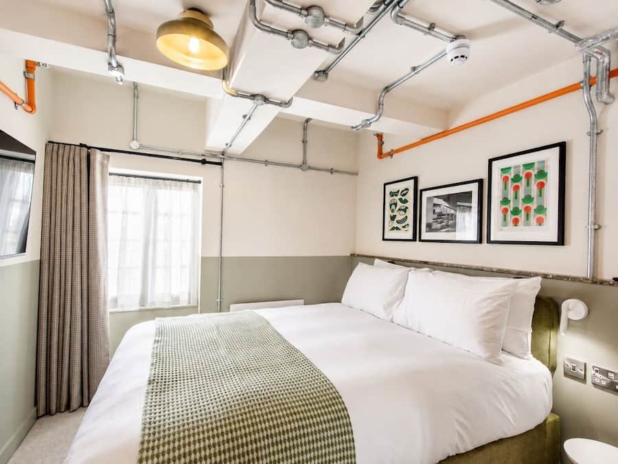 Deluxe appartement | Een kluis op de kamer, een laptopwerkplek, een strijkplank/strijkijzer