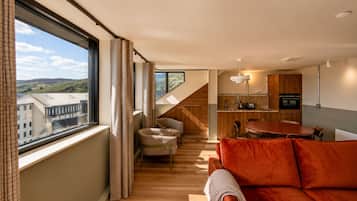 Penthouse | Private kitchen | Full-size fridge, microwave, oven, dishwasher