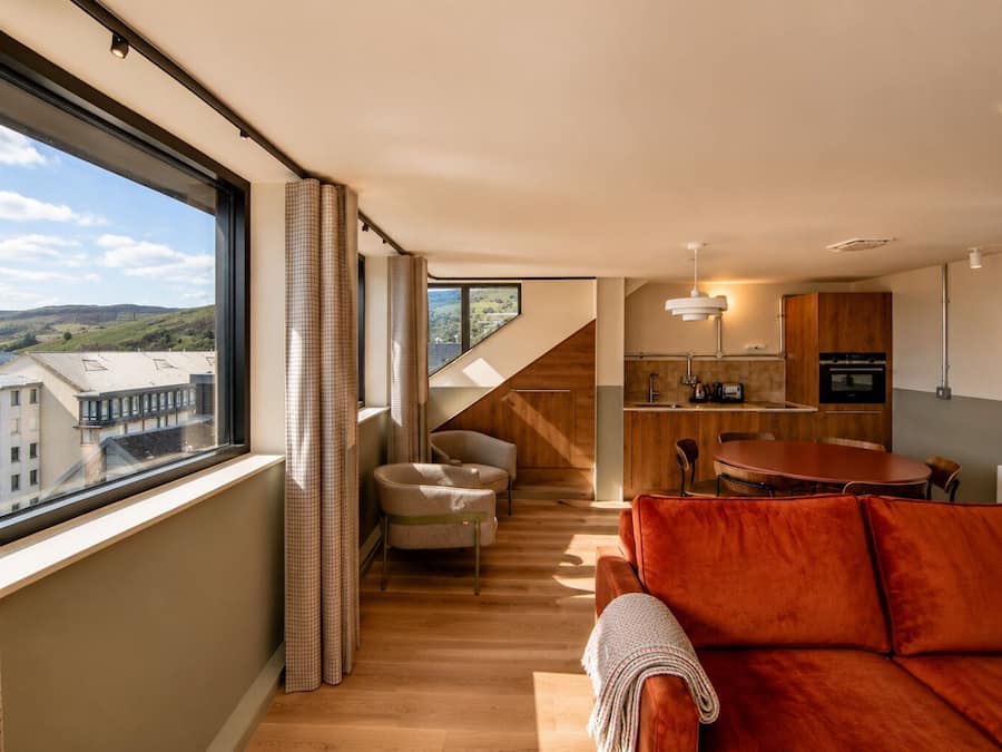 Penthouse | Cocina privada | Refrigerador con congelador, microondas, horno y lavavajillas